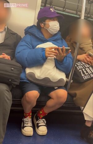2024年2月、電車内で携帯を見つめていた加藤諒。インパクトのある目元からすぐに気づかれて