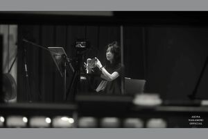 レコーディングに臨む中森明菜(公式YouTubeチャンネルより)