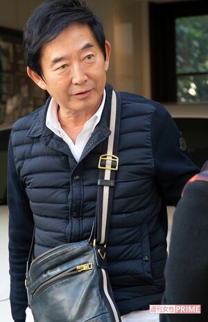 理汰郎くんの小学校受験合格について、自宅前で直撃取材に応える石田純一(2018年11月)