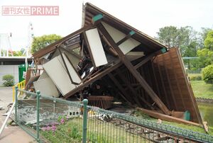 崩れた獣舎。現在、ライオンなど猛獣は九州各地の動物園に避難中