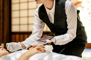 2万円ほどの人件費のメイクを雇い、10万円を請求するような業者も……(写真はイメージです)