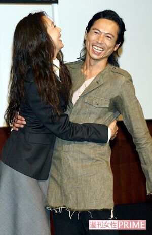 『世界で一番君が好き！』で共演した浅野温子と。三上博史は当時28歳