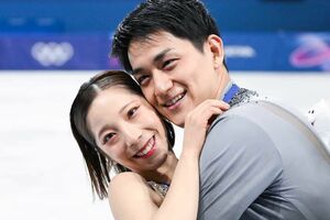 金メダルを獲得し、抱き合う“りくりゅう”こと三浦璃来・木原龍一ペア　撮影／JMPA