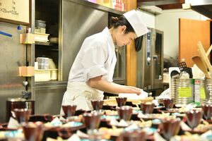 料理中の渡貫淳子さん