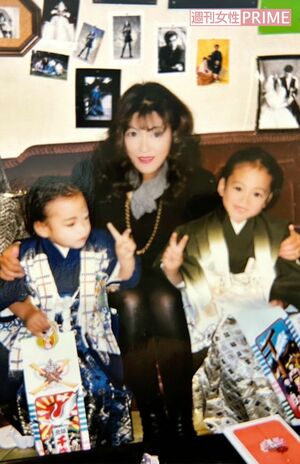 幼い頃の『Kis-My-Ft2』千賀健永（右）と弟の丈意さんと母・千賀のり子さん