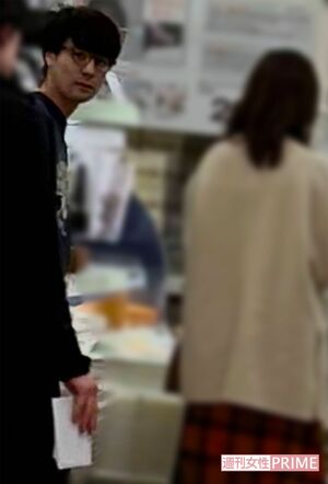 インテリア店で会計中の『ダウ90000』の蓮見翔