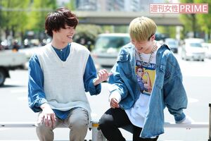 左から崎山つばさ、荒木宏文　撮影／森田晃博