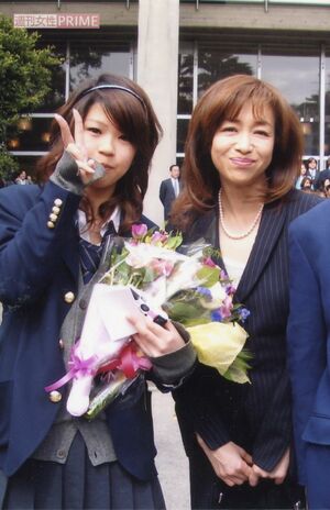2006年3月、中学校卒業式に出席した坂口杏里と良子さん