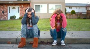 コンプレックスや家族問題、親友との行き違い、恋への臆病さ、思い込みや痛い行動まで、こじらせが山ほど詰まっていて、悩む姿が懐かしく、愛おしい (c) MMXVI STX Productions, LLC. All Rights Reserved.