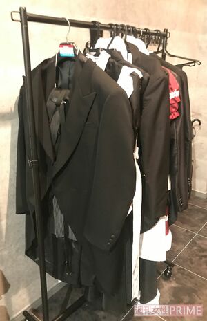 事務所の中は執事やメイド代行の衣装もそろえられていた