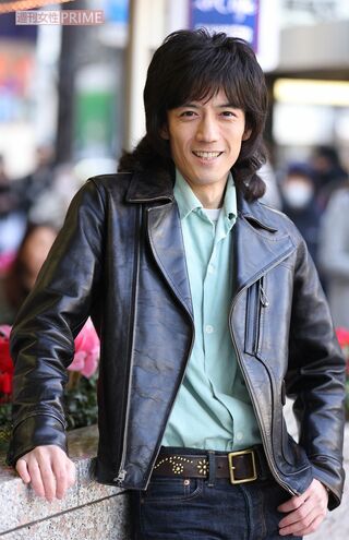 お気に入りの銀座・三愛ビル前で、つい表情がほころぶ建物好きの半田健人。解体が発表されて残念と嘆く