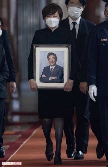 '22年10月、安倍晋三元首相の遺影を持つ昭恵さん