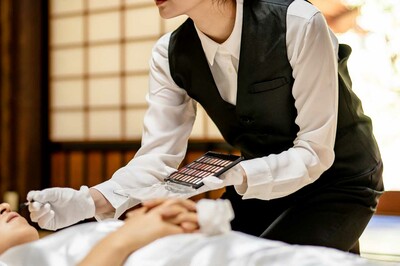 2万円ほどの人件費のメイクを雇い、10万円を請求するような業者も……（写真はイメージです）