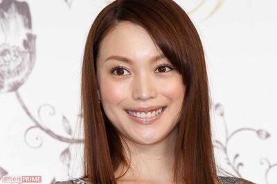 蛯原友里、45歳の美貌に驚きの一方「全部癖が強い」「鯉のぼり?」個性的“若見え”コーデにツッコミ殺到