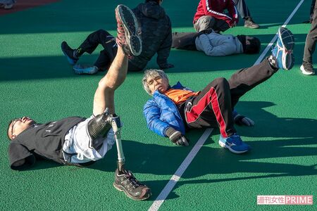 練習会では、参加者たちと一緒になってストレッチをしたり、走ったり。なるべく多くの人と話をしようと、動き回っていた　撮影／伊藤和幸