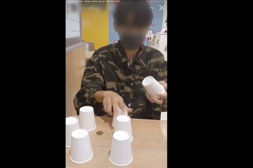 寿司に消毒スプレーを噴射したと思しき少年はフードコートでも大量のコップを“マジック用”に消費して(インスタグラムより)