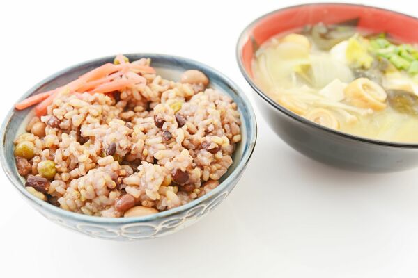 玄米ご飯と具だくさんのみそ汁が基本