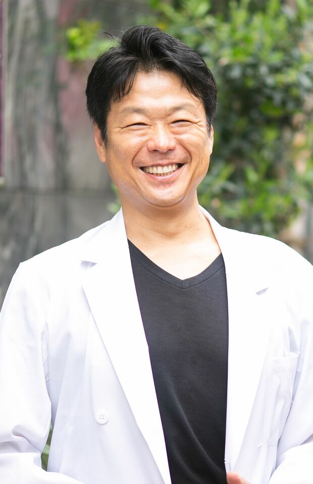 中村弘志先生●中村接骨院院長、中村薬漢方堂代表。柔道整復師の資格を取得後、同院を開業し多数のメディアで活躍。著書に『悪い姿勢は天井を見つめて治しなさい』（ビジネス社）