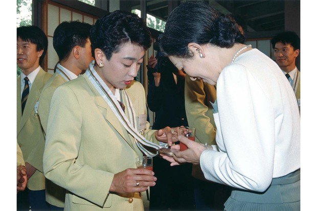 アルベールビル五輪銅メダリストとして当時の天皇皇后両陛下に接見した橋本聖子（1992年5月）
