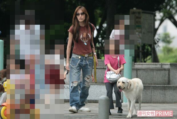 公園を娘たちと散歩する工藤静香(08年)