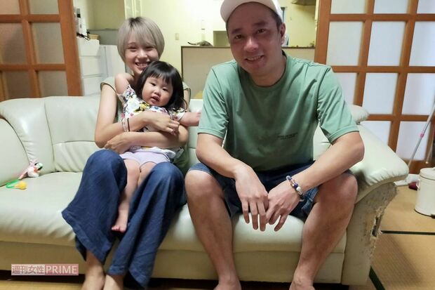 いしだ壱成、21歳の妻と娘との一枚。