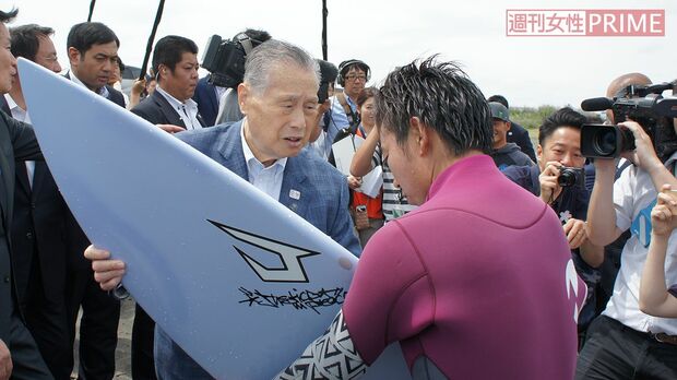 砂浜に下り、積極的にサーファーに質問する森喜朗会長=6月7日、千葉・釣ケ崎海岸で