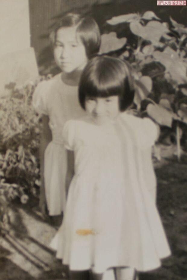 3歳の秋山さん。9人きょうだいの末っ子として大勢に囲まれ育つ