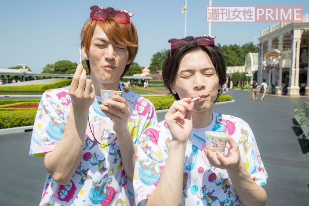 ふたりも味を絶賛した「カラフルアイス」は１個350円。プラザテラスDにて販売。「とりあえずアイスはマスト！」（北村くん）。「くぅ、冷え冷えでうま～！」（和田くん）　撮影／伊藤和幸 (c)Disney