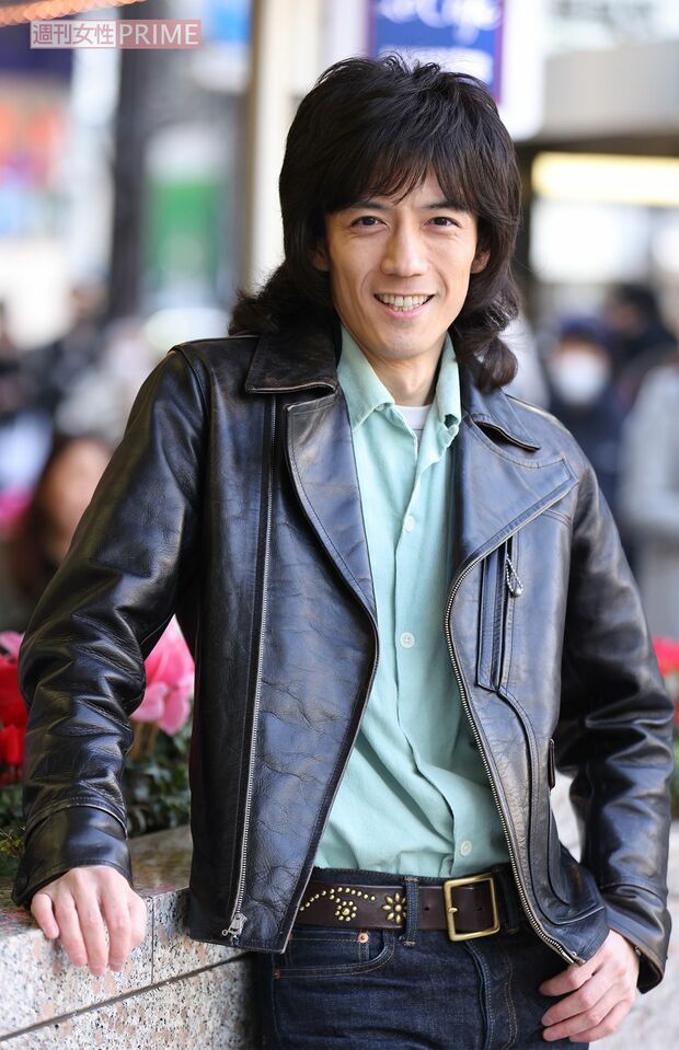 お気に入りの銀座・三愛ビル前で、つい表情がほころぶ建物好きの半田健人。解体が発表されて残念と嘆く