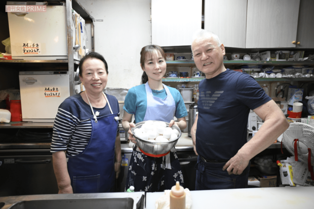 恋女房と愛娘、2人の美女とポーズ。今回の取材依頼を「いい記念だわ」と笑って承諾してくれた(撮影/渡邉智裕)
