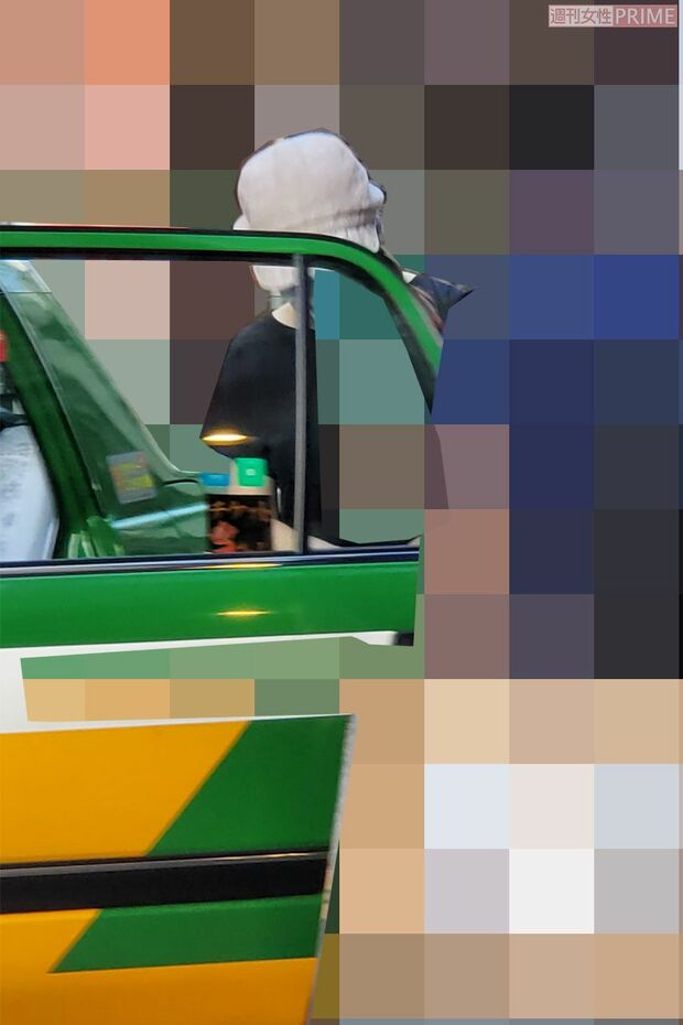 タクシーに乗り込む小室佳代さん（2/3）