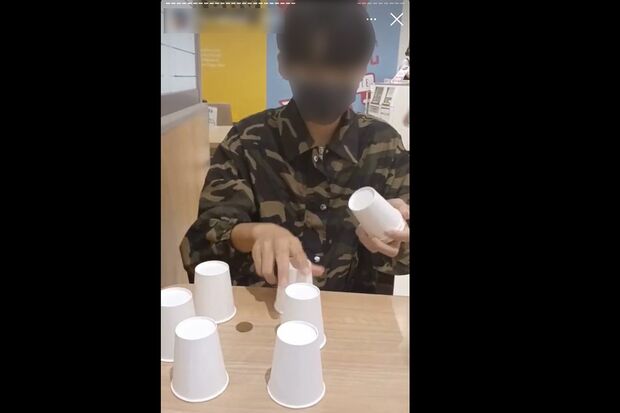 寿司に消毒スプレーを噴射したと思しき少年はフードコートでも大量のコップを“マジック用”に消費して（インスタグラムより）