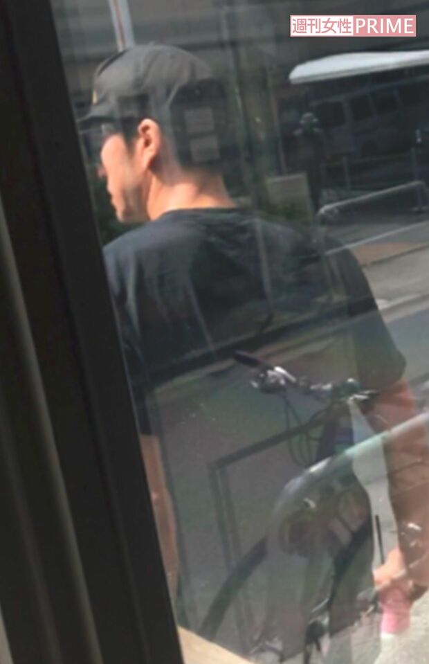 店を後にする長瀬智也