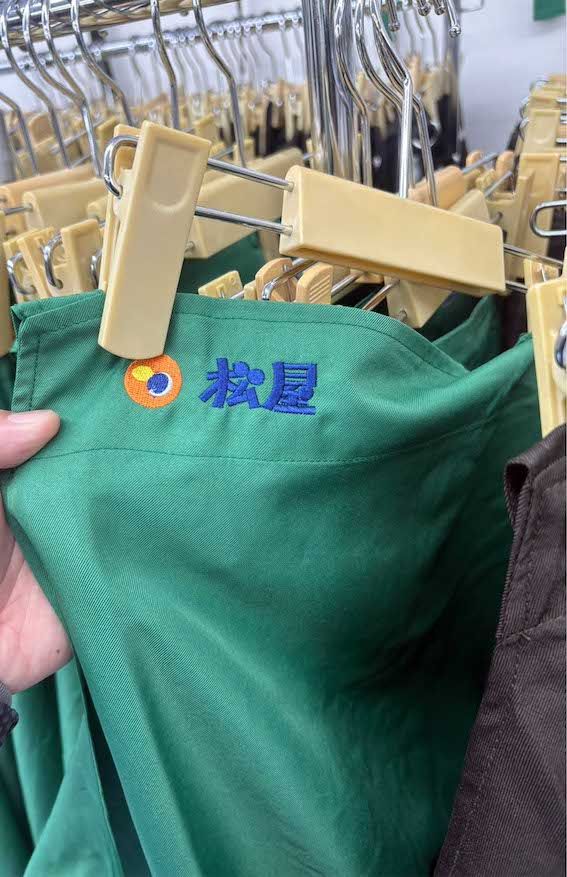 拡散された、リサイクルショップで大量に販売されているエプロン。『松屋』『松のや』それぞれ1点88円で販売されている様子（Xより）