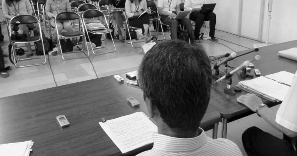 ’12年9月初めに兵庫県川西市の県立高校の男子生徒が自殺し、会見する学校関係者