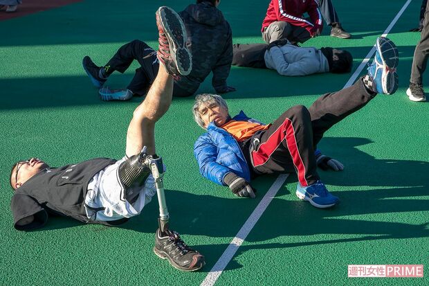 練習会では、参加者たちと一緒になってストレッチをしたり、走ったり。なるべく多くの人と話をしようと、動き回っていた　撮影／伊藤和幸