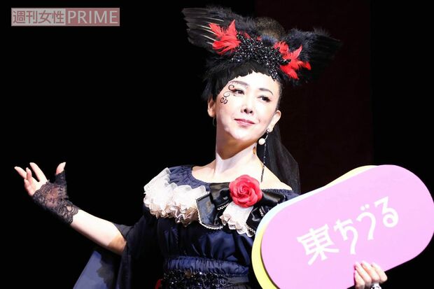 舞台のリハーサル前、衣装姿で会見を開いた