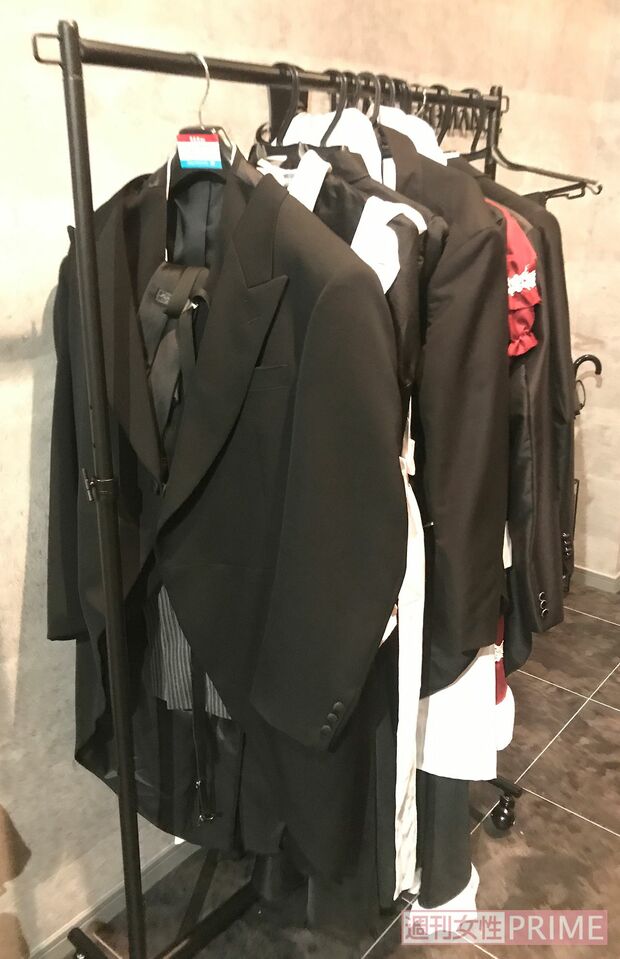 事務所の中は執事やメイド代行の衣装もそろえられていた