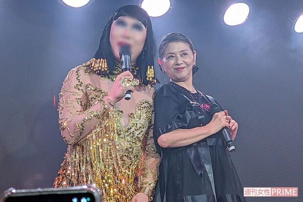 新宿二丁目のゲイクラブのイベントに出演した小泉今日子。ドラァグクイーンの方と顔の大きさを比べるひと幕も