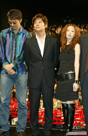 「真夜中の雨」（TBS系）制作発表記者会見時の阿部寛、織田裕二、松雪泰子（2002年）　撮影／ 廣瀬靖士