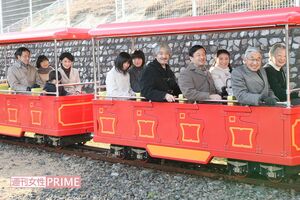 '09年12月。こどもの国で園内を走る電車に。先頭から上皇(当時は天皇)ご夫妻、天皇(当時は皇太子)ご夫妻、秋篠宮さま、小室眞子さん(当時は眞子さま)と佳子さま、紀子さまと悠仁さま、黒田さんご夫妻