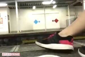 '18年に生配信をしながら自殺した女子高生は、ホームに座り込み、つらい気持ちを吐露していた（現在は削除）