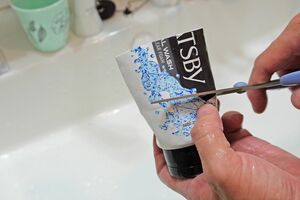 「チューブ系消耗品は出なくなって3日は使う」（YouTube「かえるカエルch【4人家族の節約と貯蓄】」より）