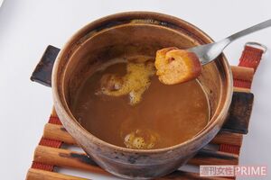 残ったスープに揚げパンをつけて味わう(撮影/山田智絵)