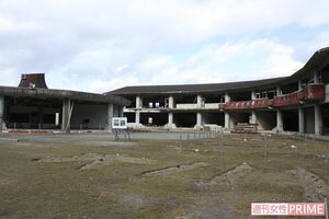 今でも多くの人が大川小を訪れ手を合わせている