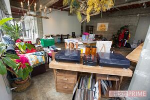 ミラーボールにDJブースもある社内。岸本さんのこだわりとセンスが随所に表れている　撮影／伊藤和幸