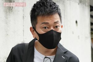 直撃に丁寧に答える宮迫からは時折、笑顔が。相方の蛍原（右下）についても語った