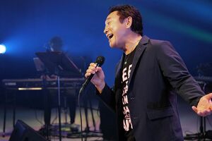 歌手・杉山清貴（64）撮影／渡邉智裕