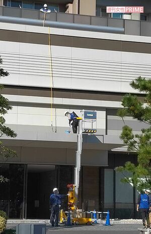 事故の翌日、清掃作業が始まった