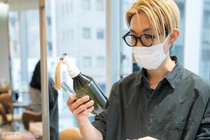 (1)裏面の成分をチェック(撮影/伊藤和幸)